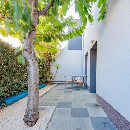 Crowonder Lucky Holiday House With Pool And Patio 30 Meters From The Beach Задар Екстериор снимка