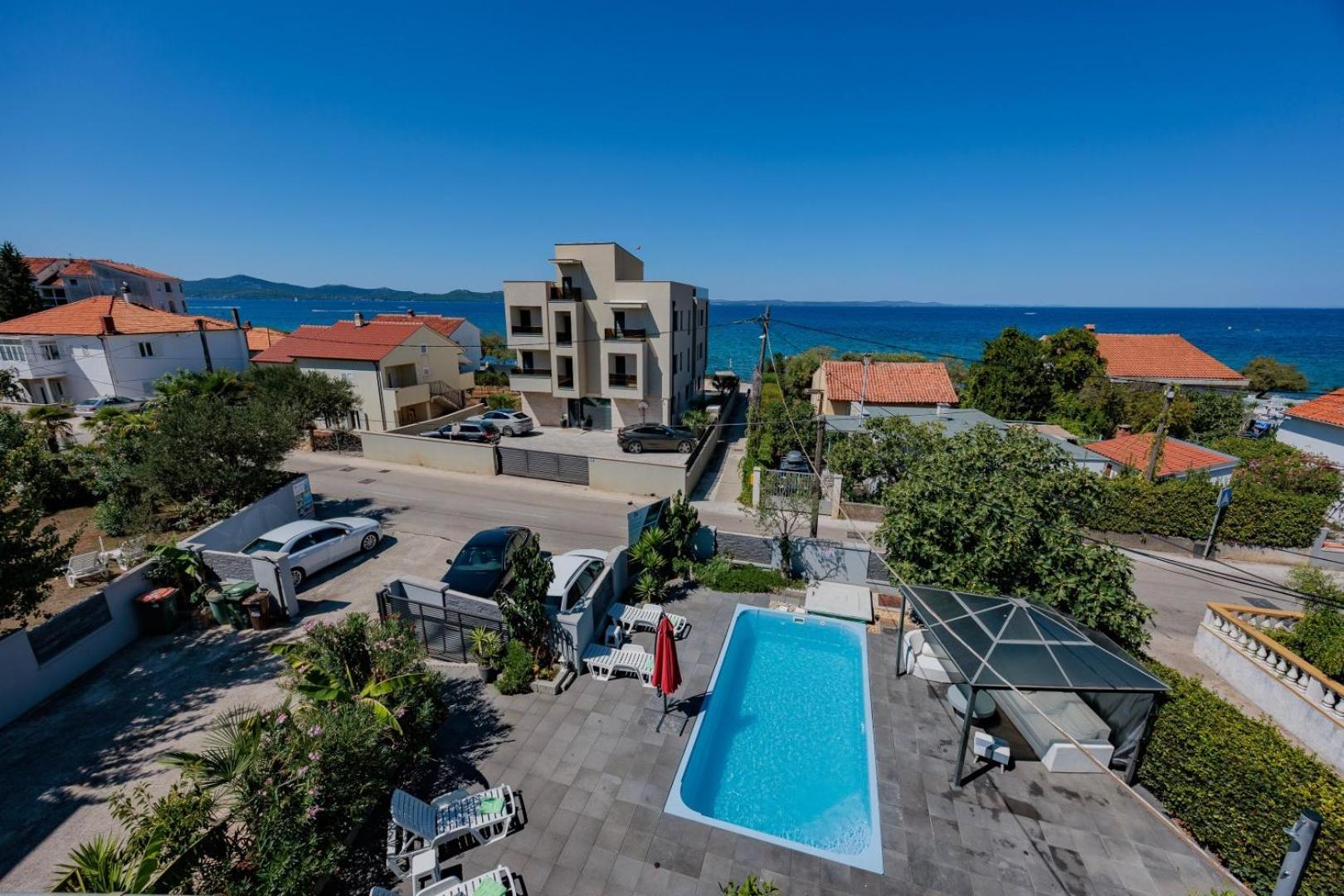 Crowonder Lucky Holiday House With Pool And Patio 30 Meters From The Beach Задар Екстериор снимка