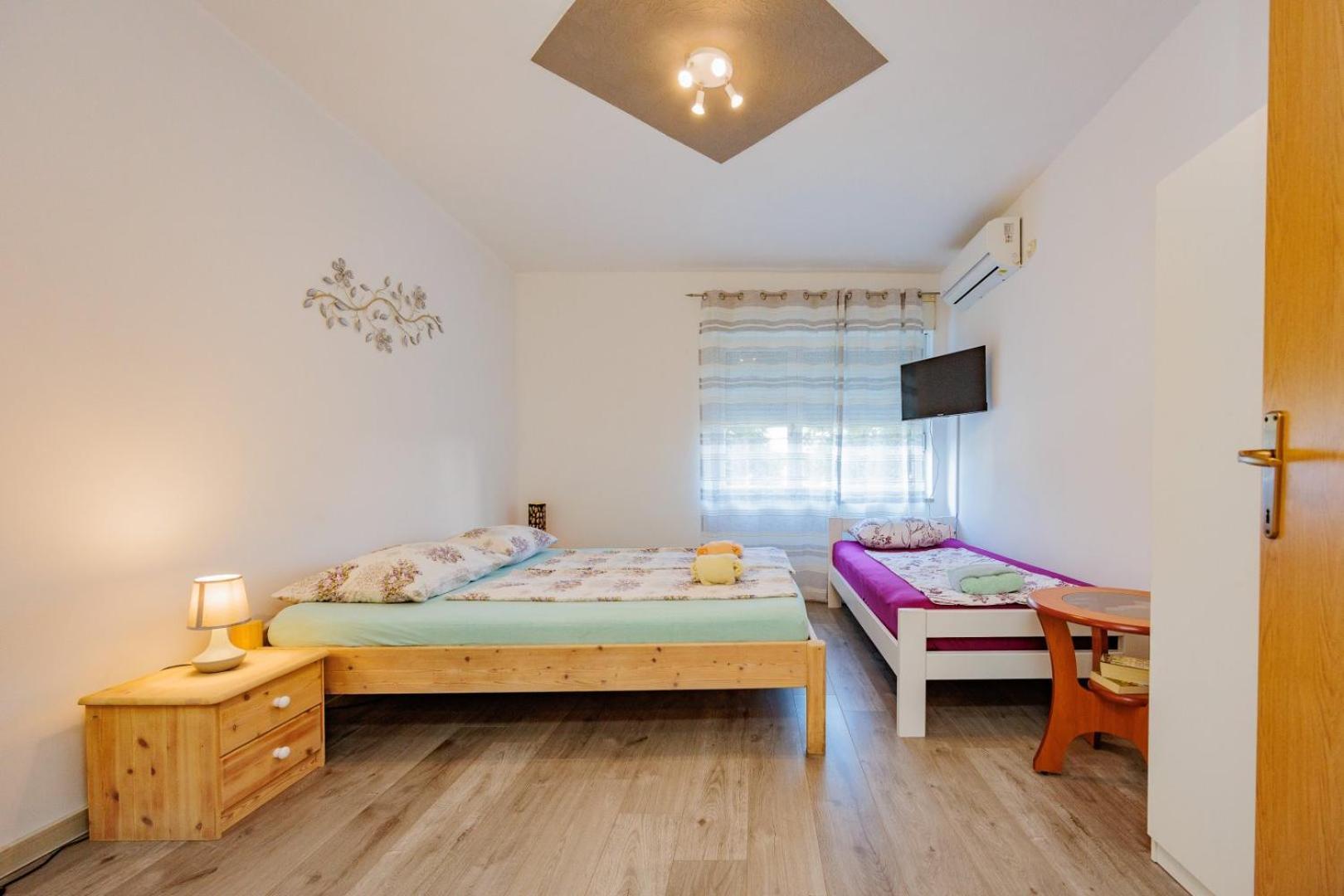 Crowonder Lucky Holiday House With Pool And Patio 30 Meters From The Beach Задар Екстериор снимка