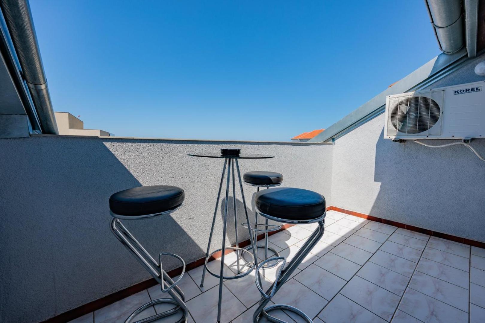 Crowonder Lucky Holiday House With Pool And Patio 30 Meters From The Beach Задар Екстериор снимка
