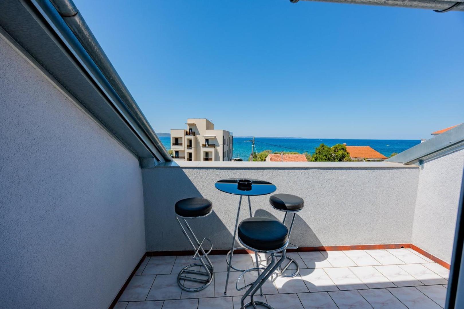 Crowonder Lucky Holiday House With Pool And Patio 30 Meters From The Beach Задар Екстериор снимка