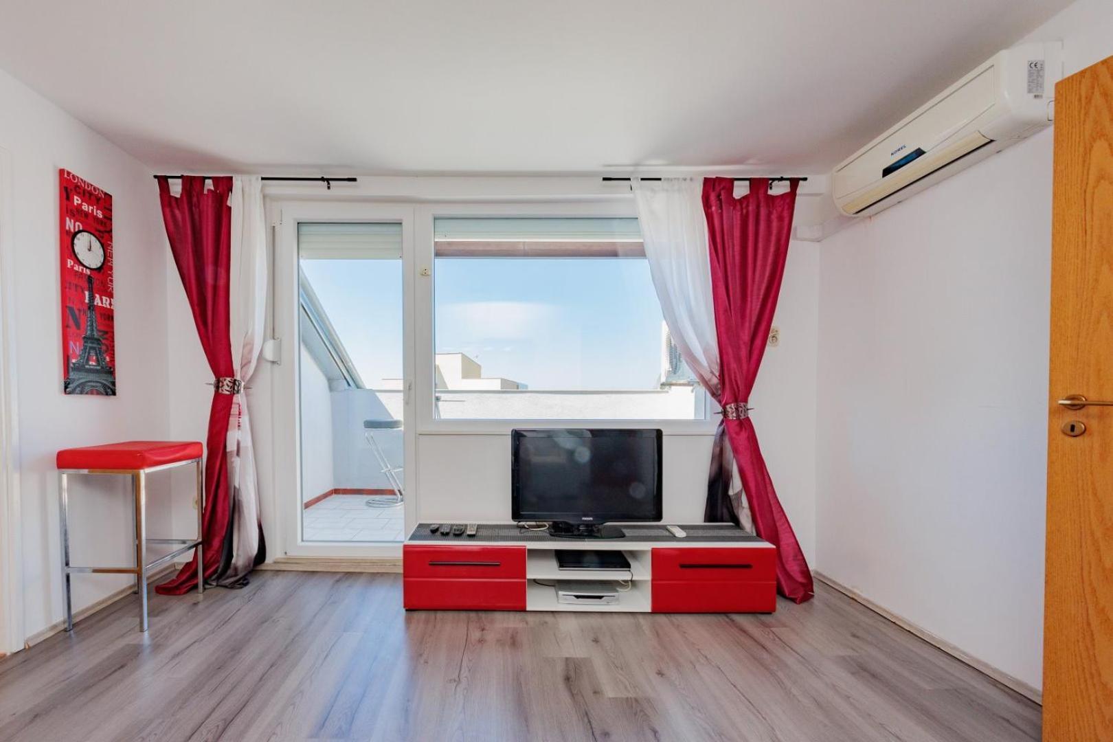 Crowonder Lucky Holiday House With Pool And Patio 30 Meters From The Beach Задар Екстериор снимка