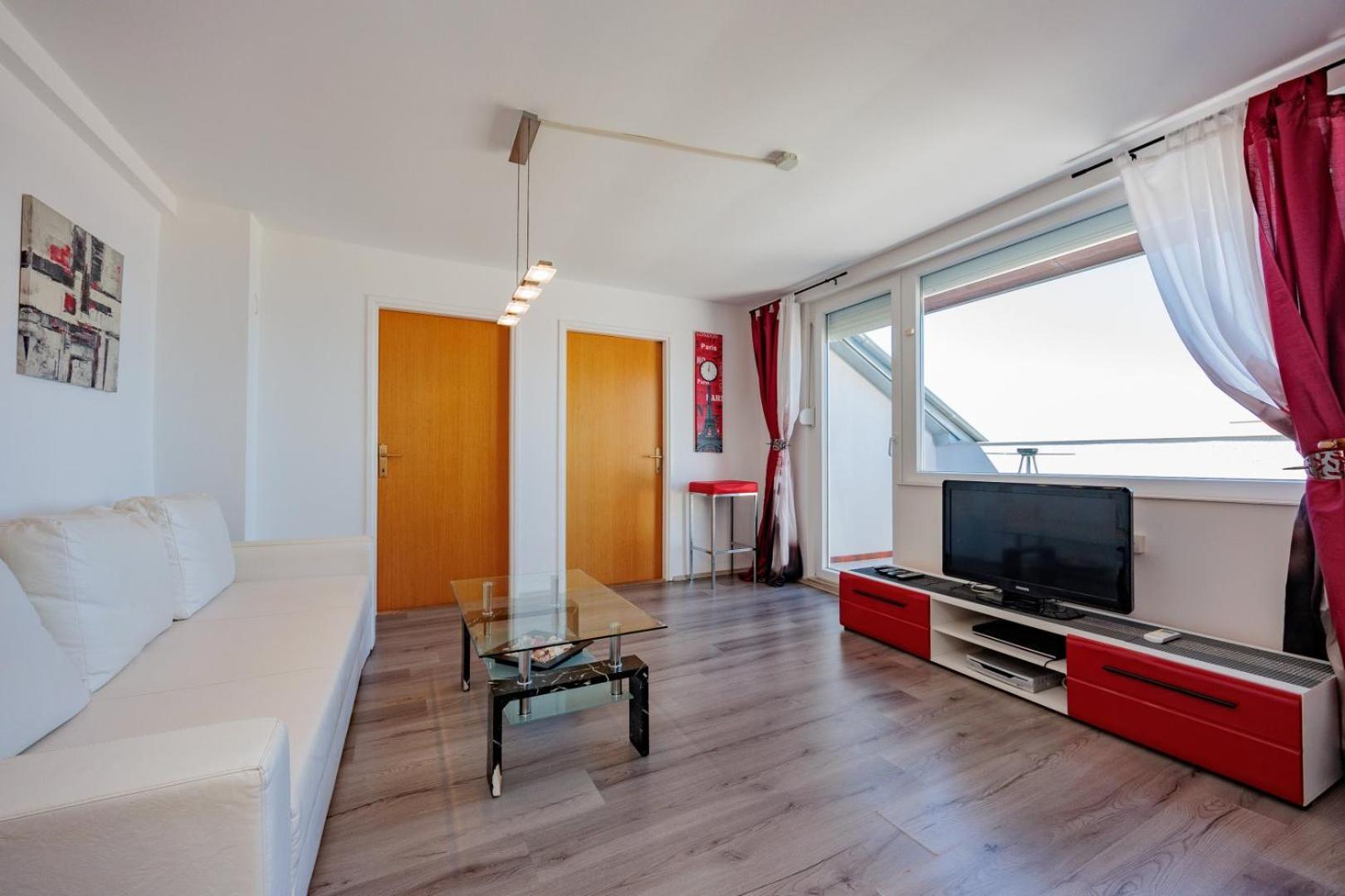 Crowonder Lucky Holiday House With Pool And Patio 30 Meters From The Beach Задар Екстериор снимка