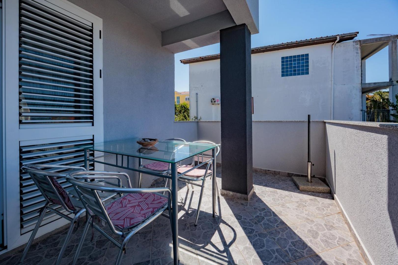 Crowonder Lucky Holiday House With Pool And Patio 30 Meters From The Beach Задар Екстериор снимка
