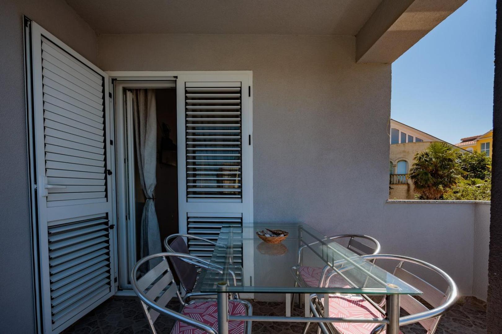 Crowonder Lucky Holiday House With Pool And Patio 30 Meters From The Beach Задар Екстериор снимка