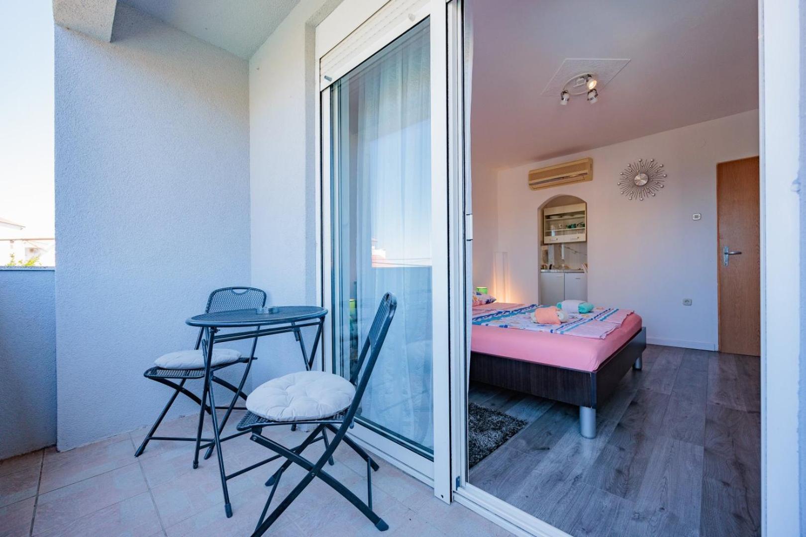 Crowonder Lucky Holiday House With Pool And Patio 30 Meters From The Beach Задар Екстериор снимка
