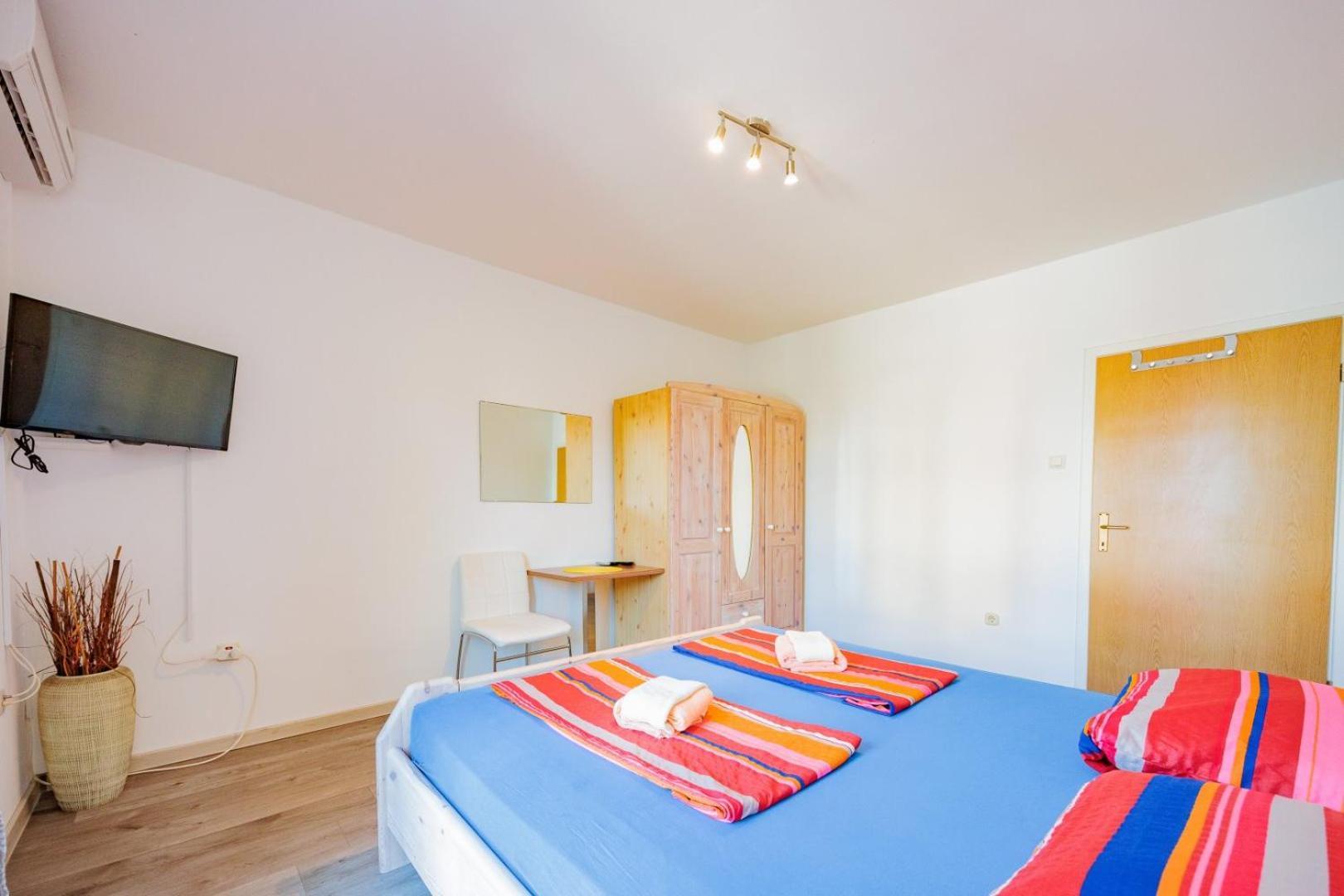 Crowonder Lucky Holiday House With Pool And Patio 30 Meters From The Beach Задар Екстериор снимка