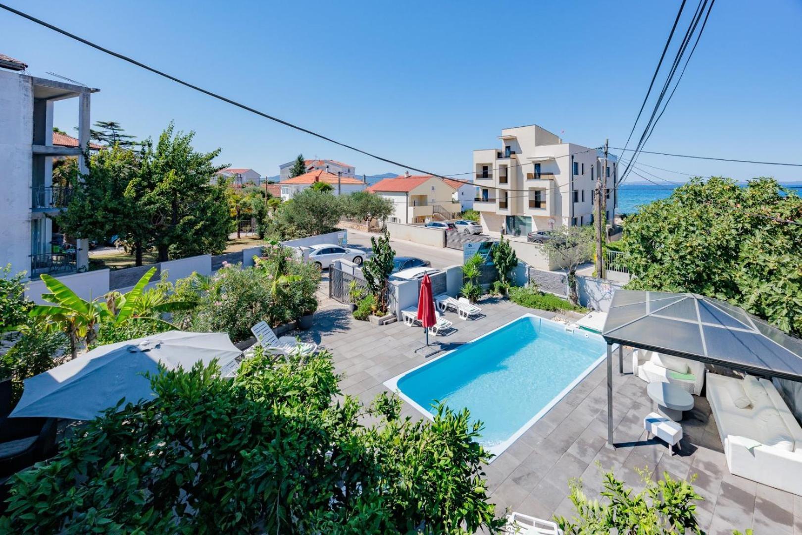 Crowonder Lucky Holiday House With Pool And Patio 30 Meters From The Beach Задар Екстериор снимка