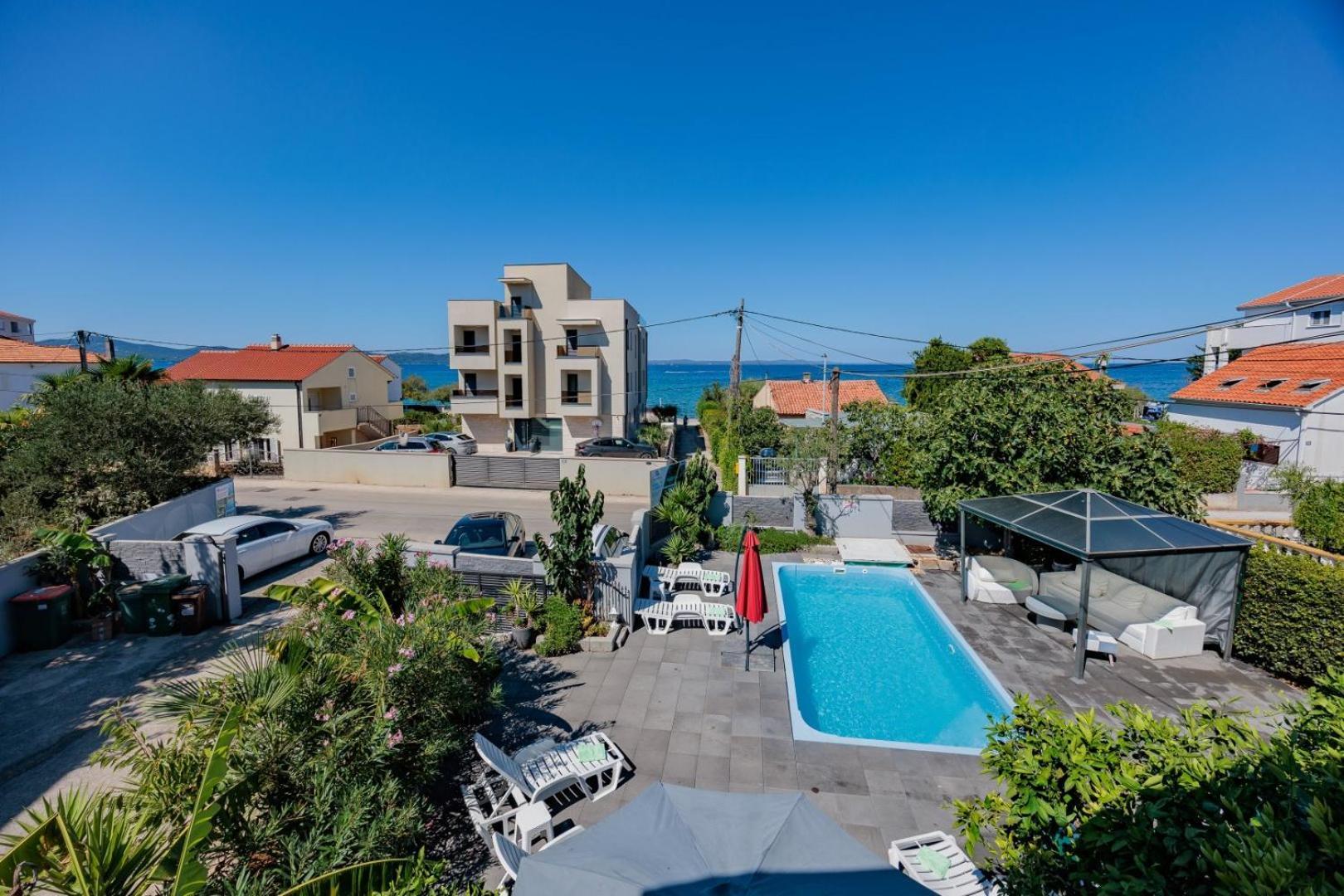 Crowonder Lucky Holiday House With Pool And Patio 30 Meters From The Beach Задар Екстериор снимка