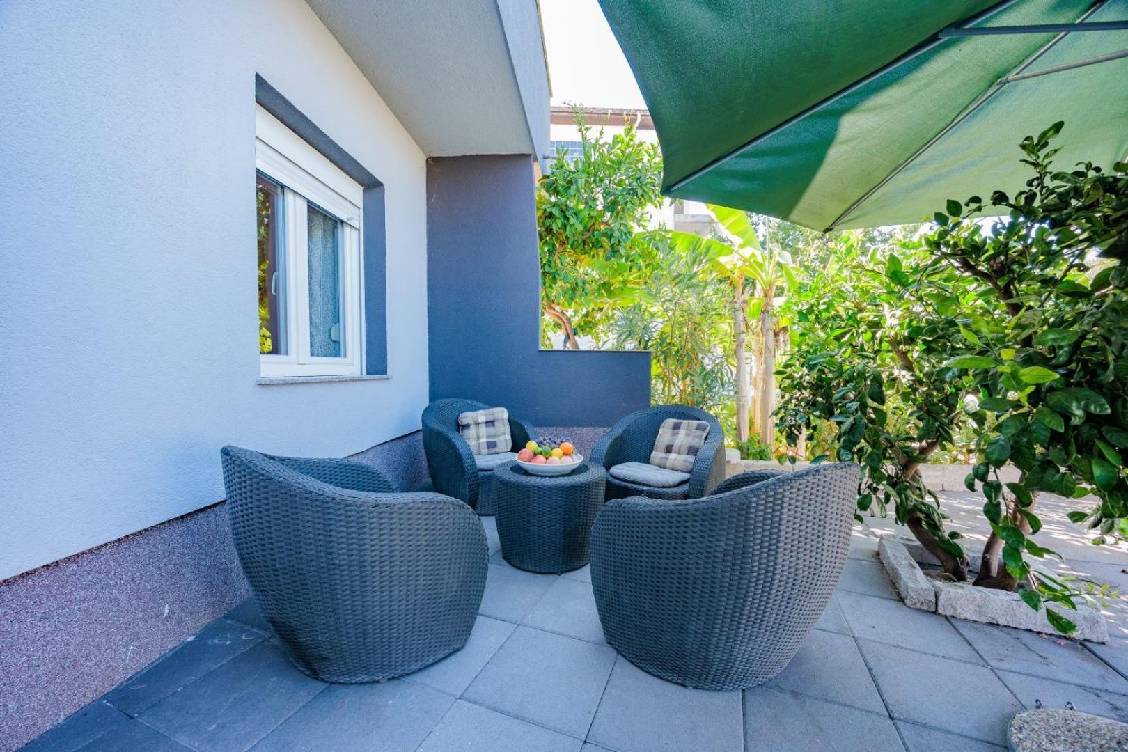 Crowonder Lucky Holiday House With Pool And Patio 30 Meters From The Beach Задар Екстериор снимка