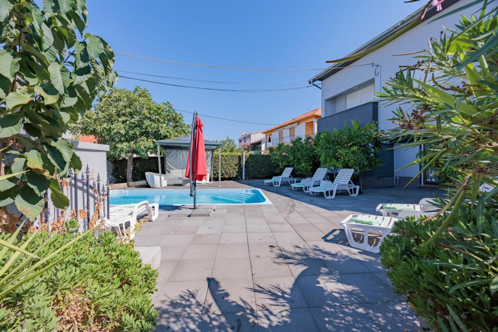 Crowonder Lucky Holiday House With Pool And Patio 30 Meters From The Beach Задар Екстериор снимка