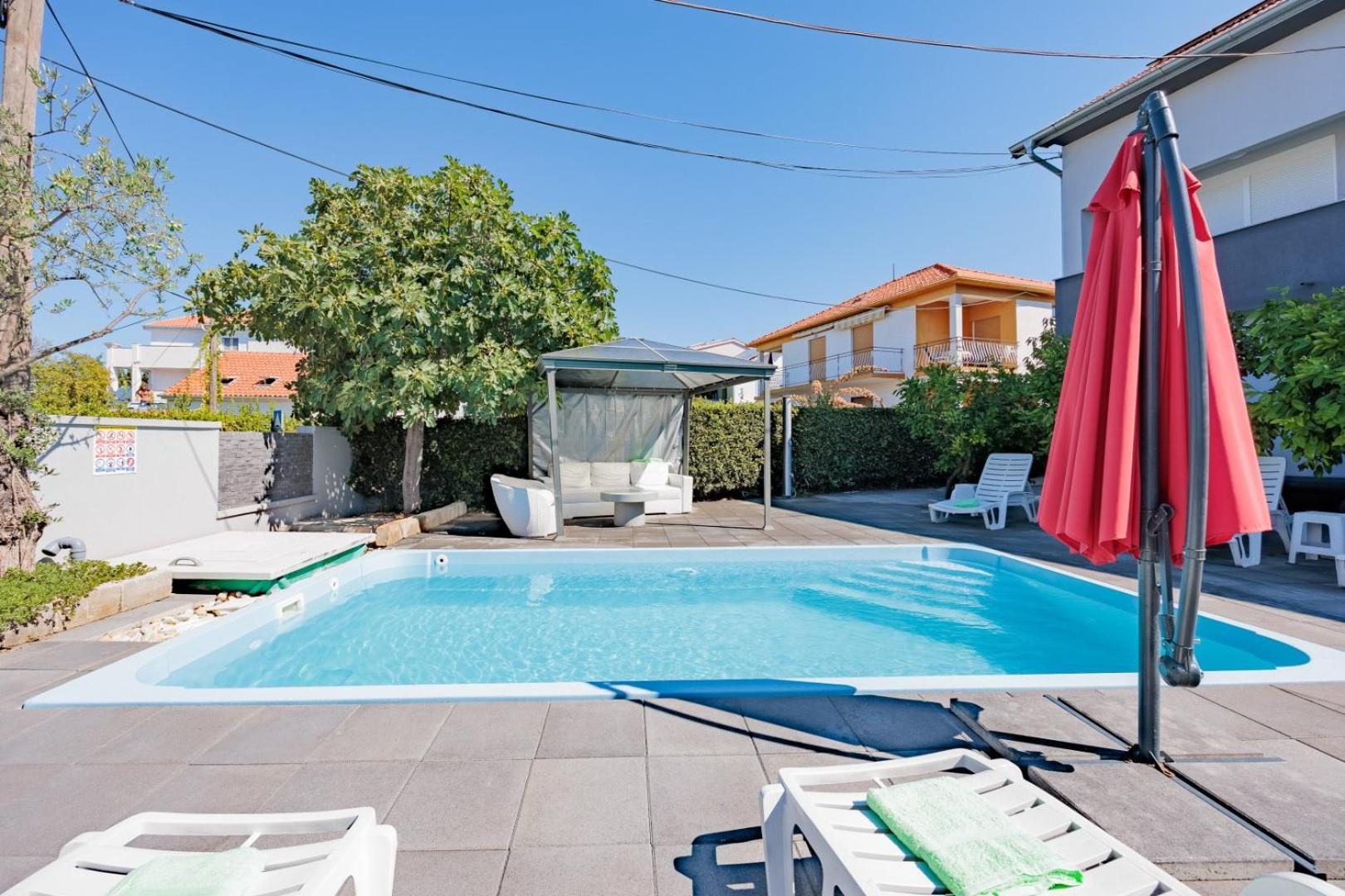 Crowonder Lucky Holiday House With Pool And Patio 30 Meters From The Beach Задар Екстериор снимка