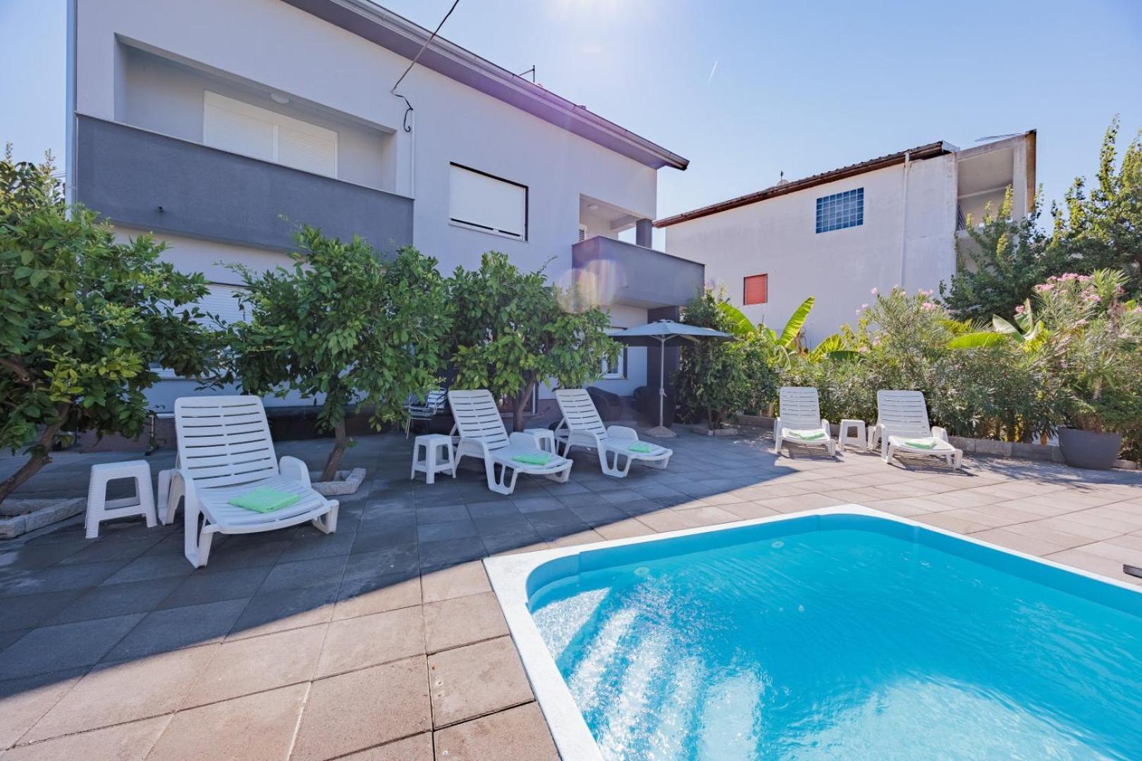 Crowonder Lucky Holiday House With Pool And Patio 30 Meters From The Beach Задар Екстериор снимка