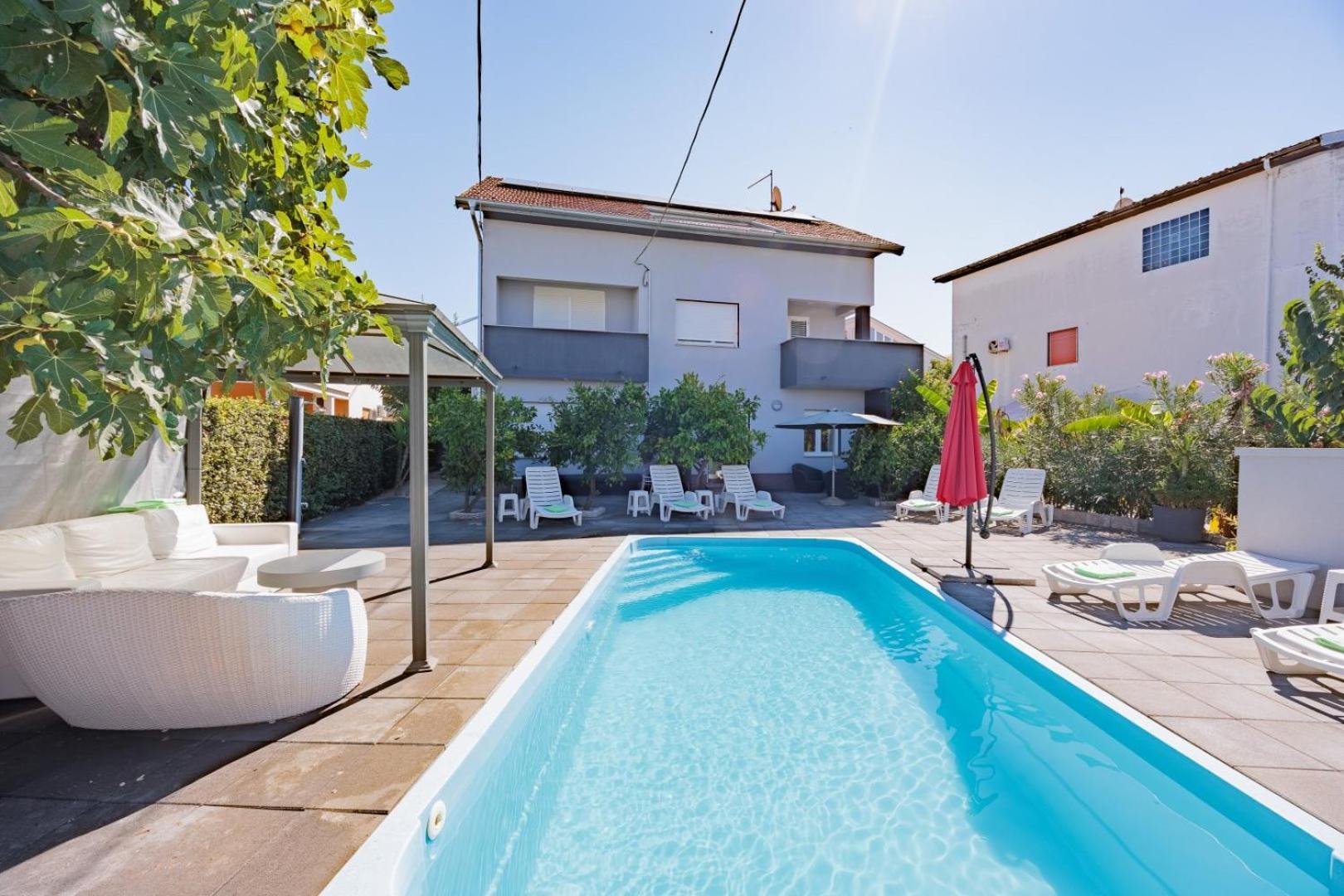 Crowonder Lucky Holiday House With Pool And Patio 30 Meters From The Beach Задар Екстериор снимка