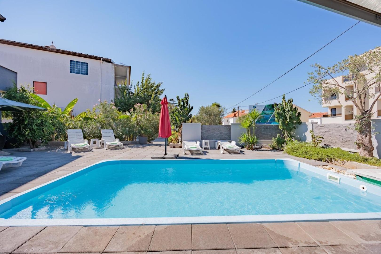 Crowonder Lucky Holiday House With Pool And Patio 30 Meters From The Beach Задар Екстериор снимка