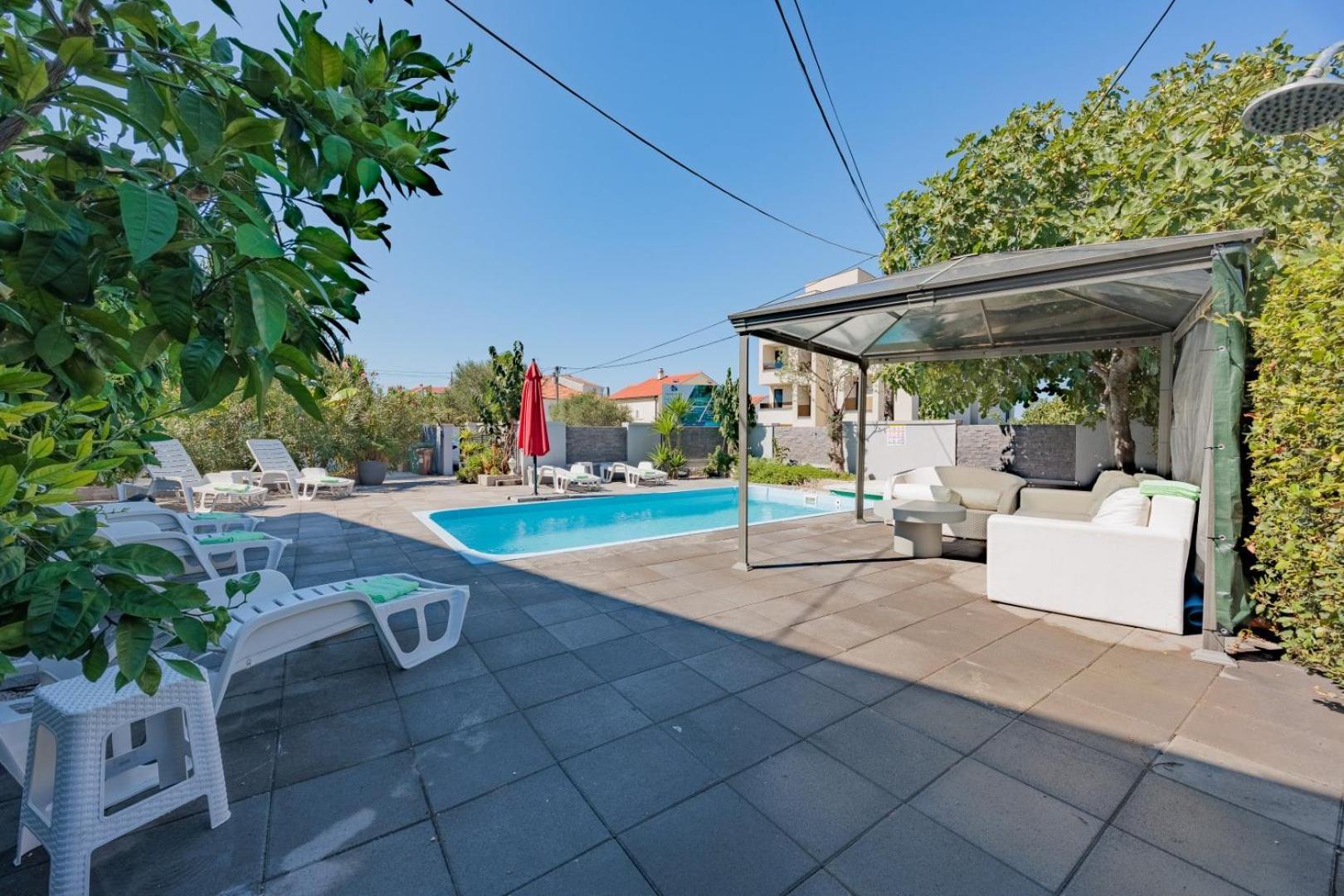 Crowonder Lucky Holiday House With Pool And Patio 30 Meters From The Beach Задар Екстериор снимка